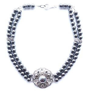 Hematiet ketting met broche