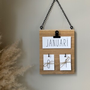 Jaarkalender hanger op hout + zwarte ketting
