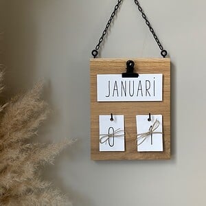Jaarkalender hanger op hout + zwarte ketting