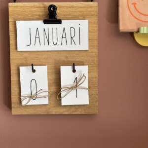 Jaarkalender hanger op hout + zwarte ketting