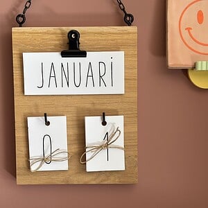 Jaarkalender hanger op hout + zwarte ketting