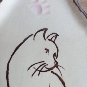 Keramieken schoteltje met kattenafbeelding, handmade en handpainted
