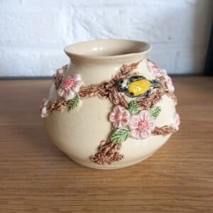 Keramieken vaasje met kersenbloesem