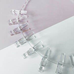 Ketting van transparante knijpertjes