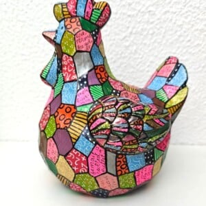 Kip – Handgeschilderd Kleurrijk Beeldje