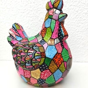 Kip – Handgeschilderd Kleurrijk Beeldje