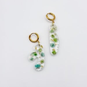 Kleine Asymmetrische Organische Oorbellen Gevuld met Echte Bloemen uit Luxembourg (Forgotten Gardens)