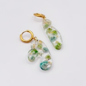 Kleine Asymmetrische Organische Oorbellen Gevuld met Echte Bloemen uit Luxembourg (Forgotten Gardens)