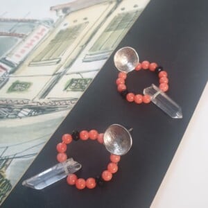 Kwarts en koraal oorbellen