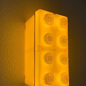 Lego lamp gemaakt van classic bewaarbox - Geel