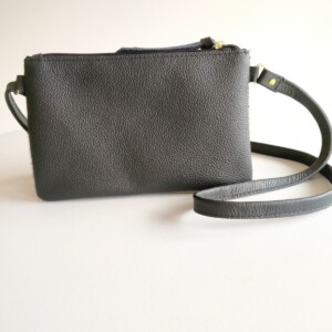 Leren crossbody tas met bruin/zwart koeienprint