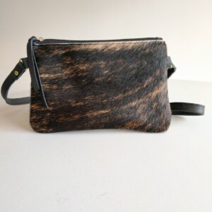 Leren crossbody tas met bruin/zwart koeienprint