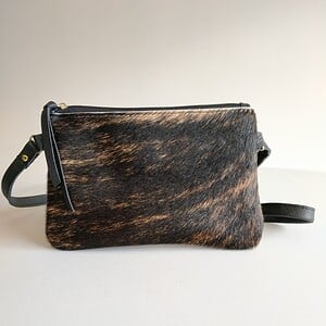 Leren crossbody tas met bruin/zwart koeienprint