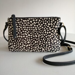 Leren crossbody tas met hertenprint.