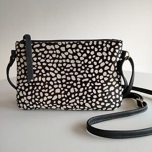 Leren crossbody tas met hertenprint.