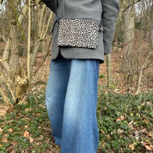 Leren crossbody tas met hertenprint.