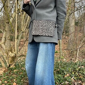 Leren crossbody tas met hertenprint.