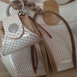 Leren handtas met bijpassende Bag charm