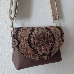 leren schouder, crossbodytasje, handgemaakt van 2e kansleer, met binnenvak en klep.
