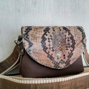 leren schouder, crossbodytasje, handgemaakt van 2e kansleer, met binnenvak en klep.