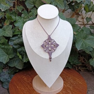 Macramé mandala ketting Sadie – handgemaakte boho ketting mauve met bronzen kralen