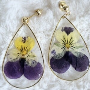 Met gedroogde bloemen resin oorbellen