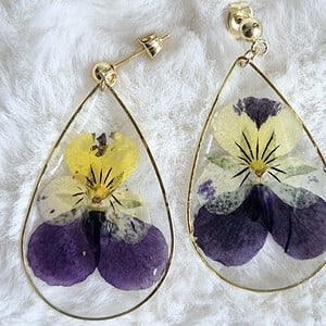 Met gedroogde bloemen resin oorbellen