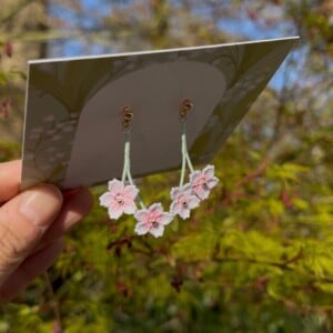 Micro gehaakte kersenbloesem oorbellen