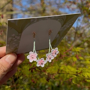 Micro gehaakte kersenbloesem oorbellen