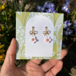 Micro gehaakte kersenbloesem oorbellen met strikje – zacht roze & goud