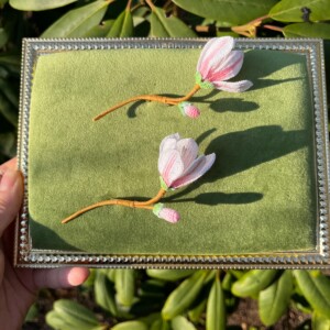 Micro gehaakte magnolia broche