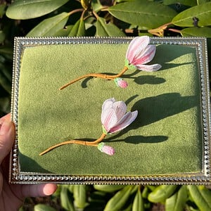 Micro gehaakte magnolia broche