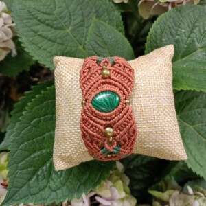 Micro macramé armband Kaia met malachiet look cabochon – handgemaakt