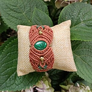 Micro macramé armband Kaia met malachiet look cabochon – handgemaakt