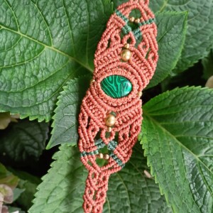 Micro macramé armband Kaia met malachiet look cabochon – handgemaakt