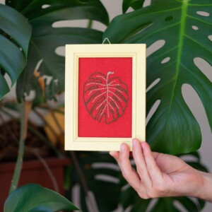 Monstera blad borduurkunst – ingelijst – moderne muurdecoratie