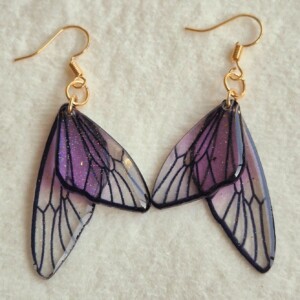 Paarse resin vlinder vleugels oorbellen