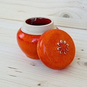 Potje met deksel in warmoranje tint