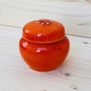 Potje met deksel in warmoranje tint