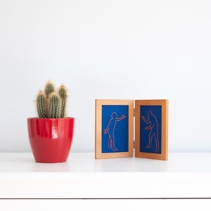 Raar borduurwerk in frame, mensen met ruzie, hergebruik, gerecyclede lijst, raar borduursel, gek cadeautje, fight, stel, schreeuwen