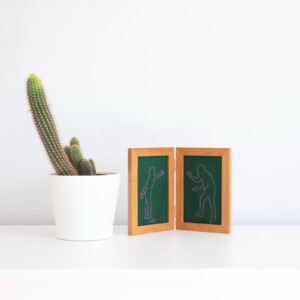 Raar borduurwerk in frame, mensen met ruzie, hergebruik, gerecyclede lijst, raar borduursel, gek cadeautje, fight, stel, schreeuwen