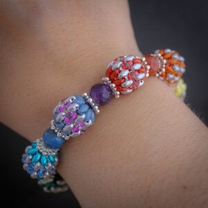 Regenbogen & bonte kralen, handgemaakte armband met geweven details