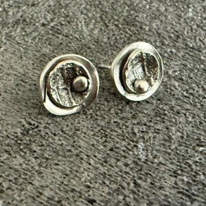 Ronde zilveren oorknopjes in laagjes met bolletje – handgemaakt van gerecycled (fijn) zilver