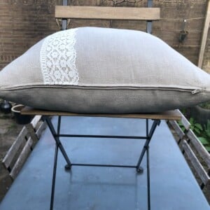 Sierkussen van zuiver linnen met vintage Frans band en kant