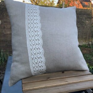 Sierkussen van zuiver linnen met vintage Frans band en kant