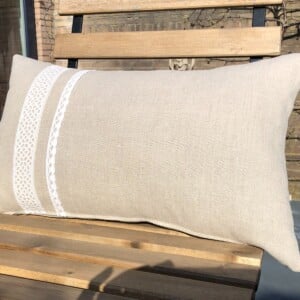 Sierkussen van zuiver linnen met vintage Frans band en kant 30 x 50 cm