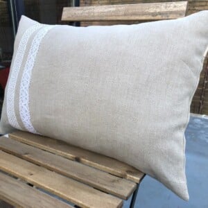 Sierkussen van zuiver linnen met vintage Frans band en kant 40 x 60