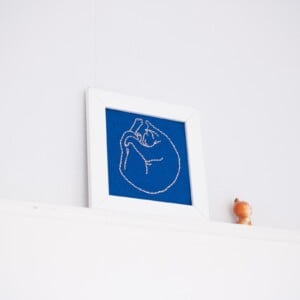 slapende kat borduurwerk in frame, poes, hergebruik, gerecyclede lijst, cute borduursel, lief cadeautje, wall art, lief slapen