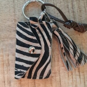 sleutelhanger handgemaakt van leer. Met mini tasje, flos en keycord aan afsluitbare ring