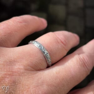 Sterling zilveren stapelring met bladpatroon – handgemaakte ring 4mm